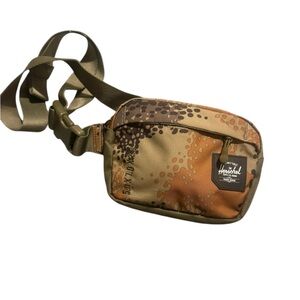 HERSCHEL Tour 1L Hip pack WG Camo NWOT